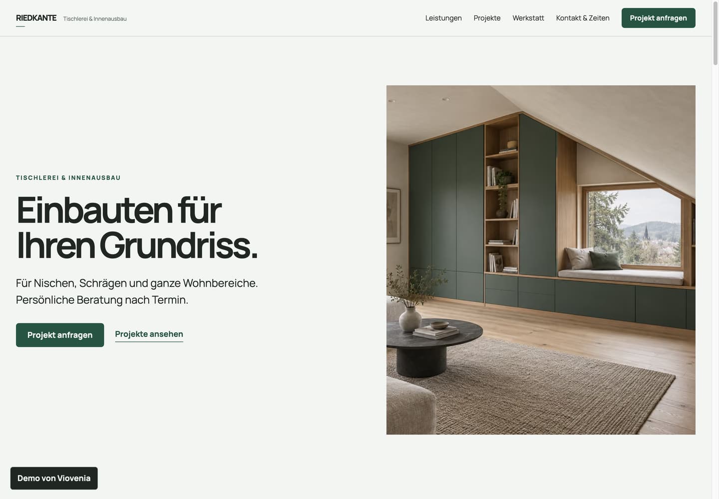 Eigene Website-Demo mit großem Projektbild und klarer Navigation.